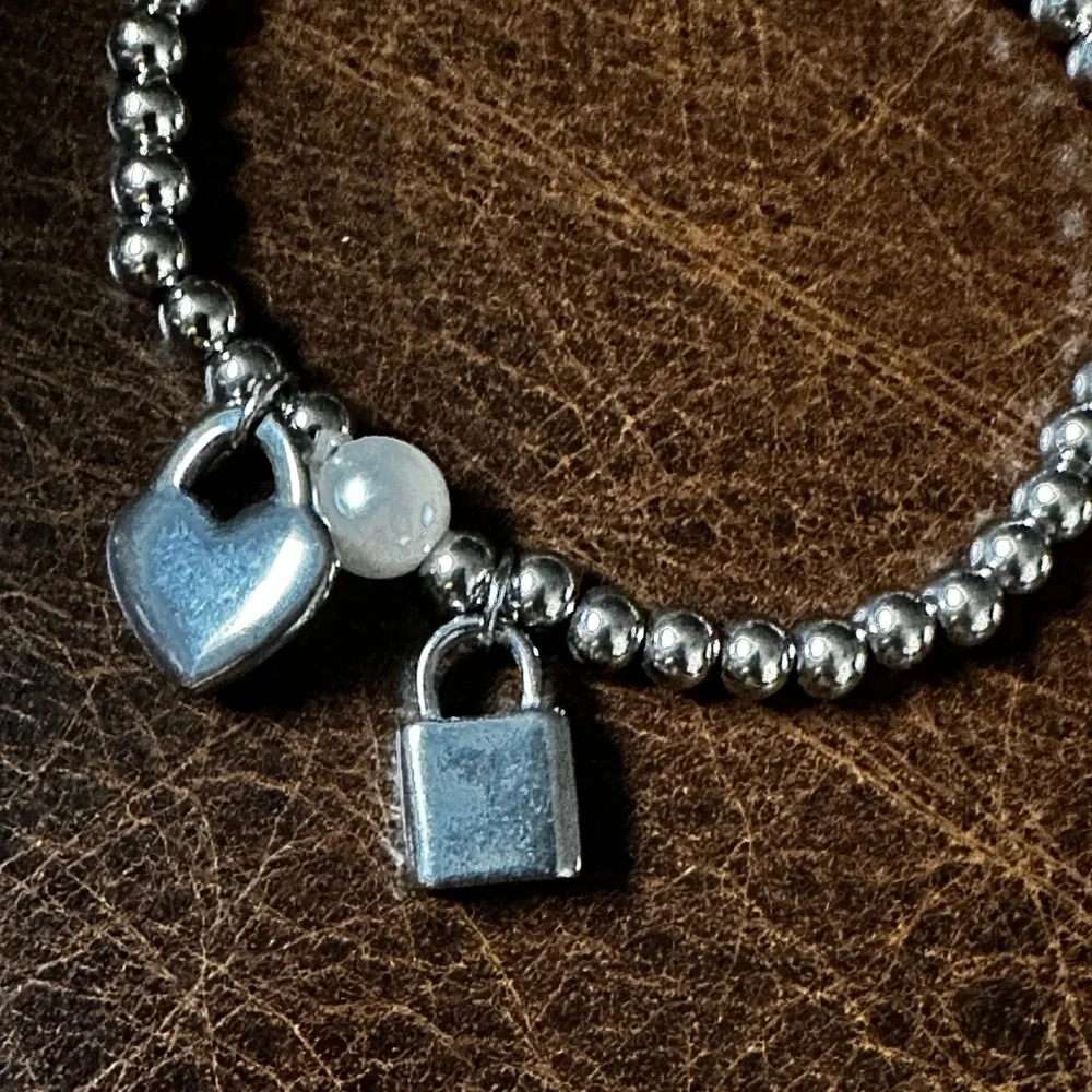 Beaded silver tone with pearl and heart charm bracelet with silver tone toe ring